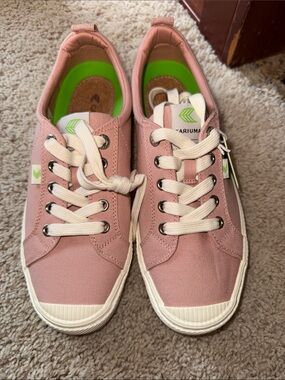NWT Cariuma Pink Canvas Low-Top Sneakers for Women